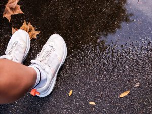 تفاوت کفش ضد آب و کفش مقاوم در برابر آب